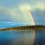 Meer met regenboog